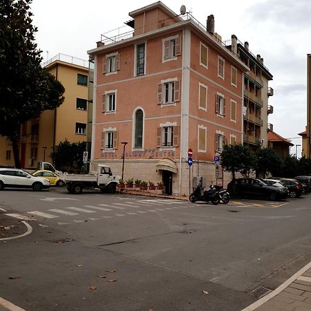 Piccolo Hotel Holiday Center Finale Ligure Buitenkant foto