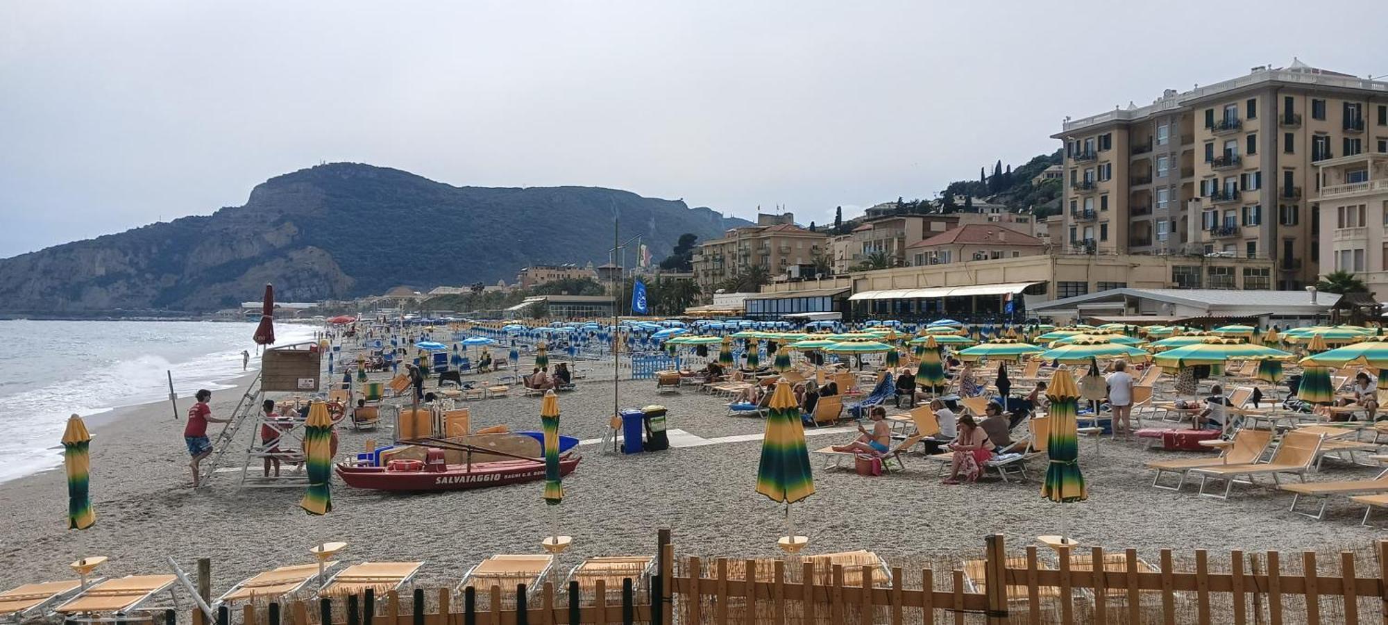 Piccolo Hotel Holiday Center Finale Ligure Buitenkant foto