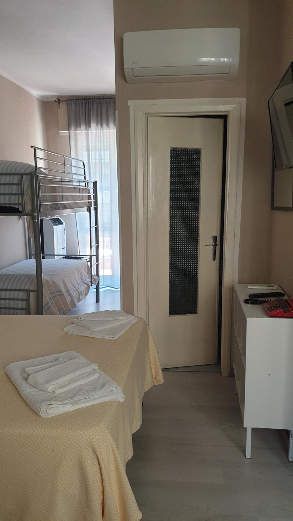 Piccolo Hotel Holiday Center Finale Ligure Buitenkant foto