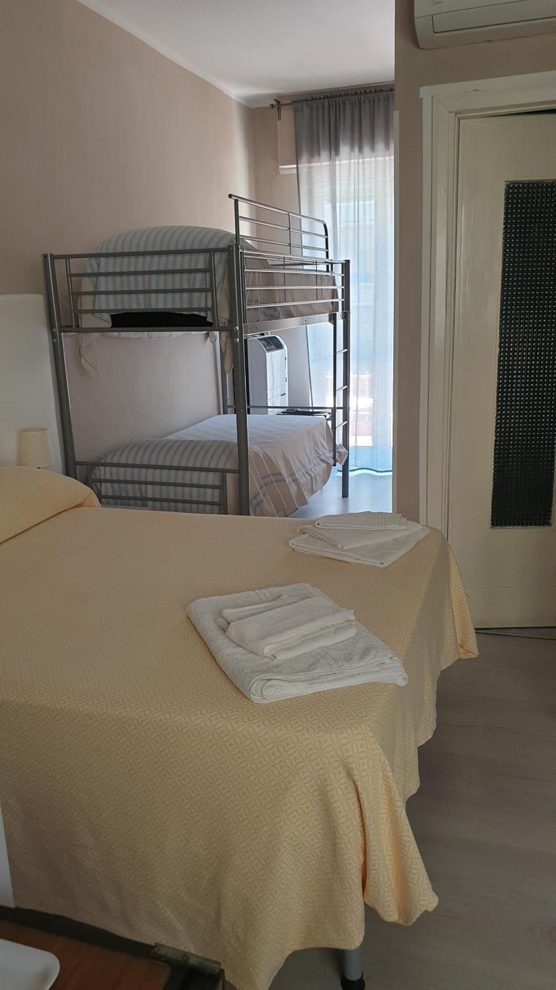 Piccolo Hotel Holiday Center Finale Ligure Buitenkant foto